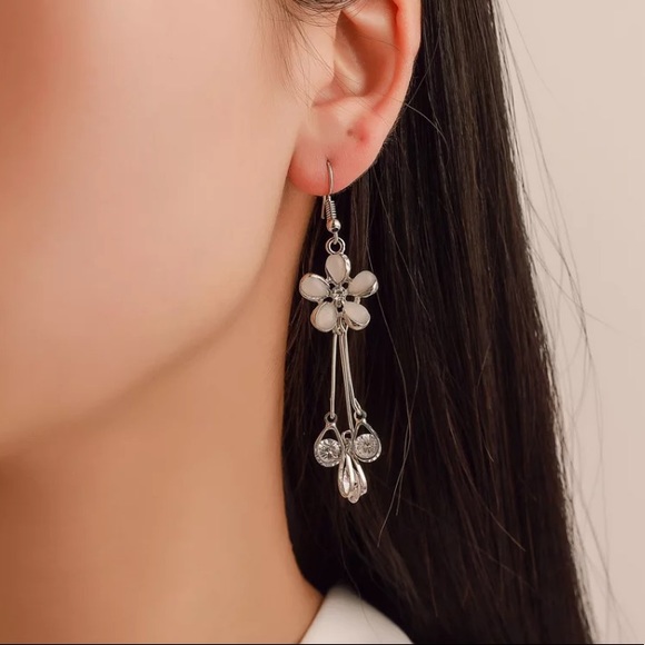 🌟 Beautiful Platinum Plated Flower Drop Earrings - Picture 2 of 4